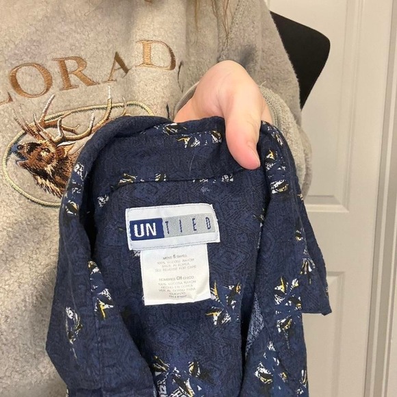 Blue and white vintage Hawaiian shirt with floral pattern - Size S - Picture 4 of 4